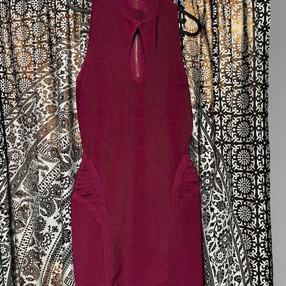Guess burgundy bodycon dress. Size: Medium - Picture 1 of 3